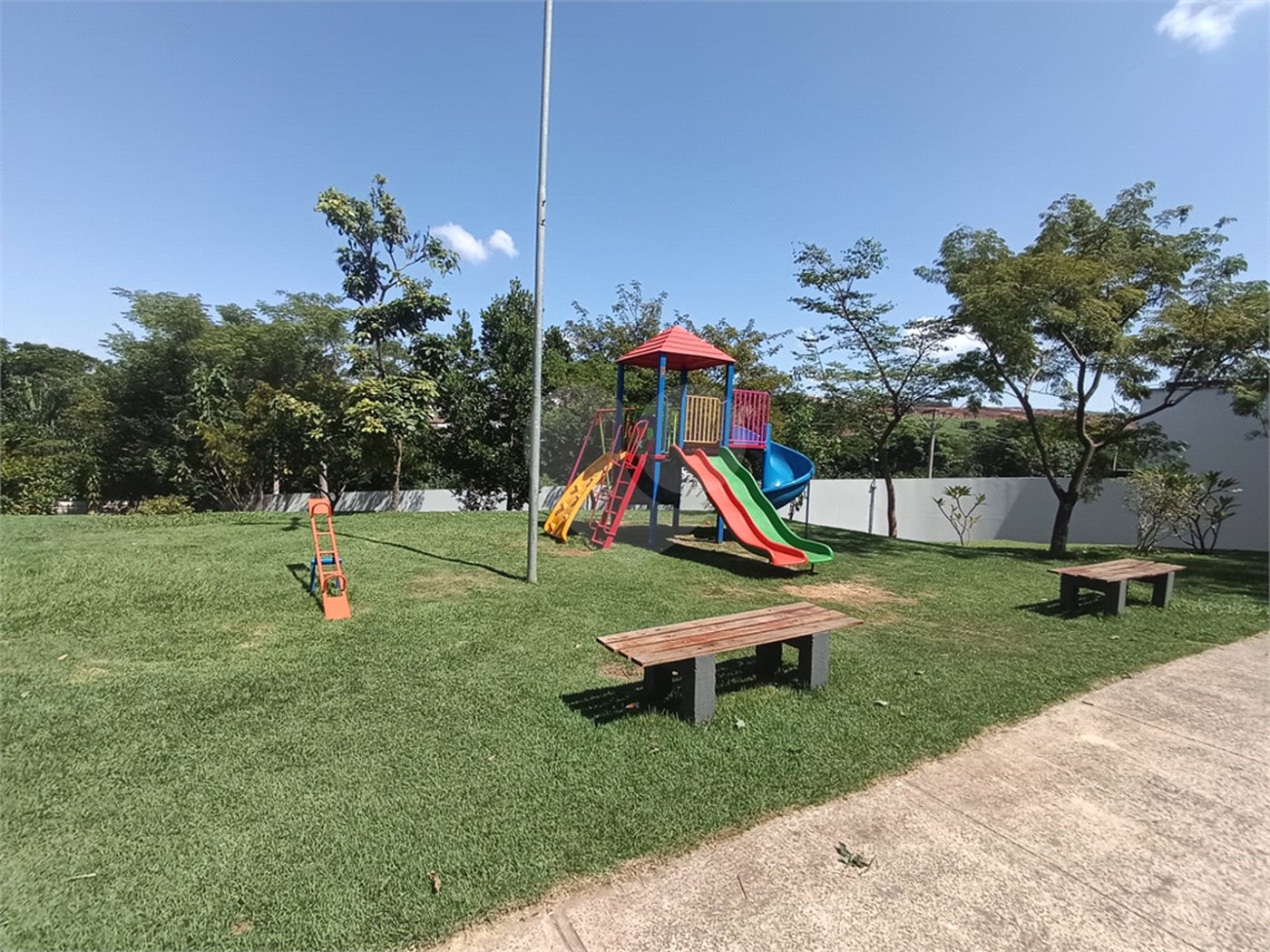 Casa à venda com 3 quartos, sendo 1 suíte,  no condomínio Ipes 2, Tatuí - SP