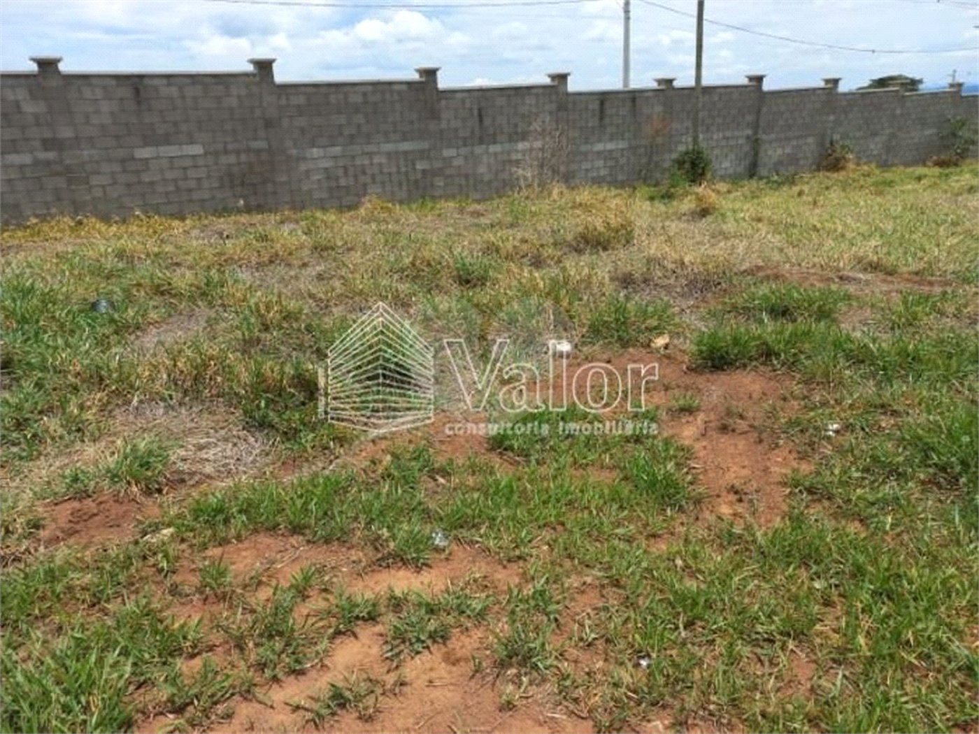 Terreno plano no Condomínio Villeneuve, com 250,00 m² de área total.