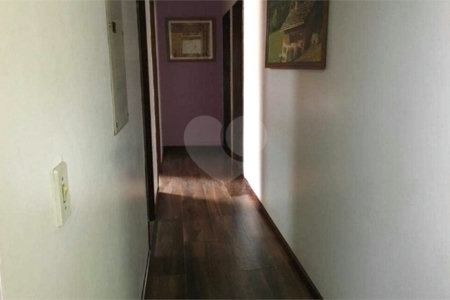 Casa térrea com 3 dormitórios, sendo 2 suítes.