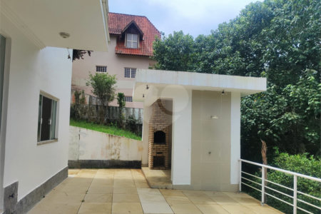 Casa à venda com 3 quartos, sendo 1 suíte, no condomínio Clube Florada Suzano, Suzano - SP