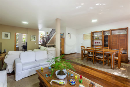 Sobrado à venda com 4 quartos, sendo 2 suítes,  em Vila Madalena, São Paulo, SP