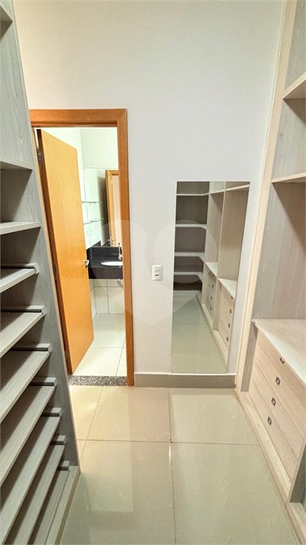 Casa à venda com 3 quartos, sendo 1 suíte, no condomínio Solar das Torres, Cuiabá - MT
