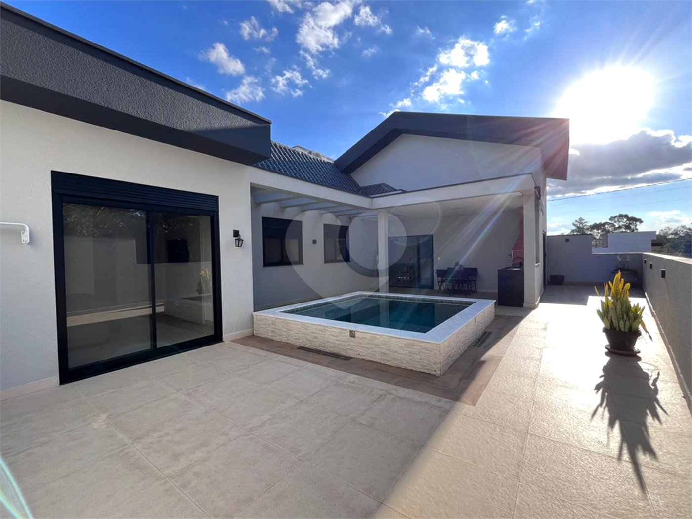 Casa à venda com 3 quartos, sendo 1 suíte, no condomínio Jardim Laguna, Indaiatuba - SP