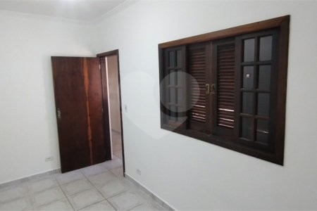 Sobrado à venda com 4 quartos, sendo 1 suíte, em Vila Nivi, São Paulo, SP