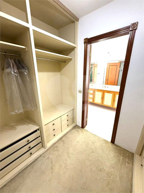 Sobrado à venda com 5 quartos, sendo 3 suítes,  em Jardim Leonor, São Paulo, SP
