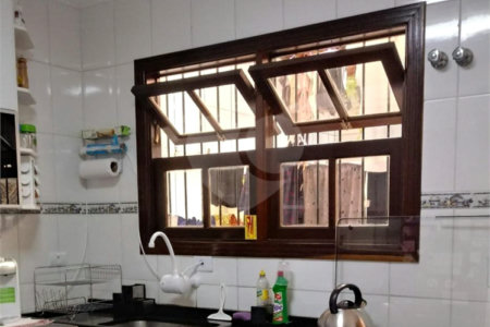 Casa à venda com 3 quartos, sendo 1 suíte, no condomínio Alcides Moreira, São Paulo - SP