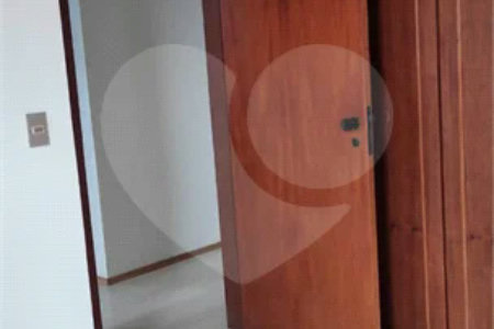 Apartamento Espaçoso com 4 Dormitórios, Suíte e Varanda no Jardim Paris