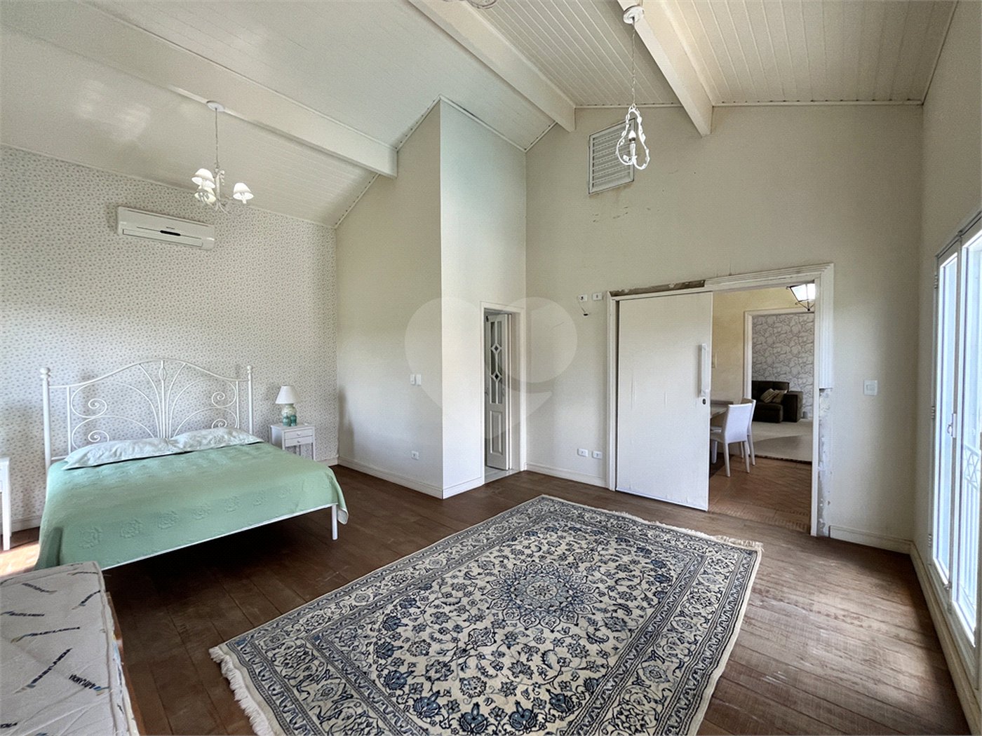 Casa à venda com 5 quartos, sendo 3 suítes,  no condomínio Village Saint Charbel, Araçoiaba da Serra - SP