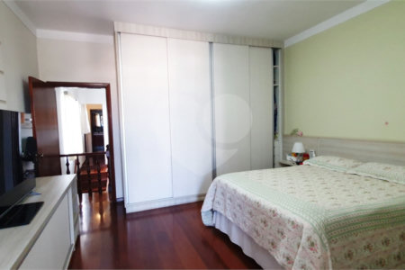 Sobrado à venda com 4 quartos, sendo 3 suítes, em Vila Paulicéia, São Paulo, SP