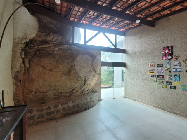 Casa à venda com 4 quartos, sendo 1 suíte,  no condomínio Parque Suiça, Caieiras - SP
