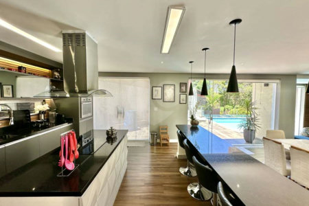 Casa à venda com 4 quartos, sendo 3 suítes, no condomínio Vilarejo, Carapicuíba - SP