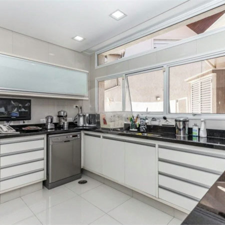 Casa à venda com 5 quartos, sendo 3 suítes, em Jardim Leonor, São Paulo, SP