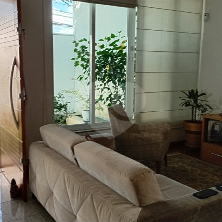 Sobrado à venda com 4 quartos, sendo 2 suítes,  em Vila Gilda, Santo André, SP
