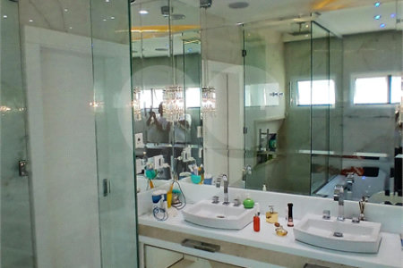 Casa à venda com 3 suítes no condomínio Figueira Garden, Atibaia - SP
