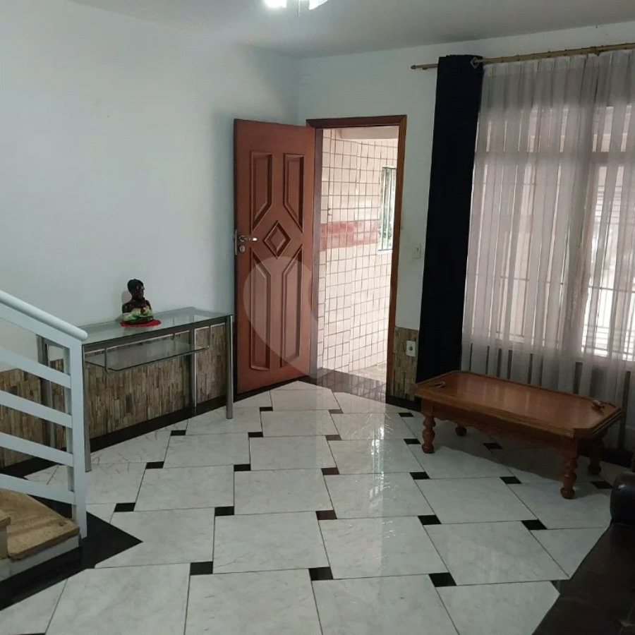 Sobrado à venda com 212 m², 2 quartos (suítes), 3 banheiros e 2 vagas de garagem, em São Caetano do Sul