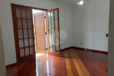 Sobrado à venda com 4 quartos, sendo 3 suítes, em Cidade São Francisco, São Paulo, SP