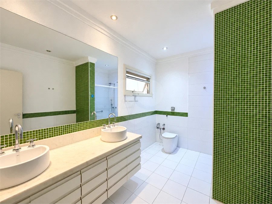 Casa à venda com 3 quartos, sendo 1 suíte, no condomínio Vila das Emboabas, São Paulo - SP