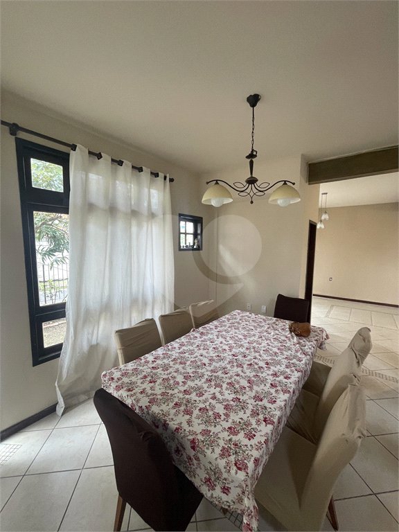 Casa à venda com 5 quartos, sendo 3 suítes, no condomínio Recanto das Palmeiras, Rio de Janeiro - RJ