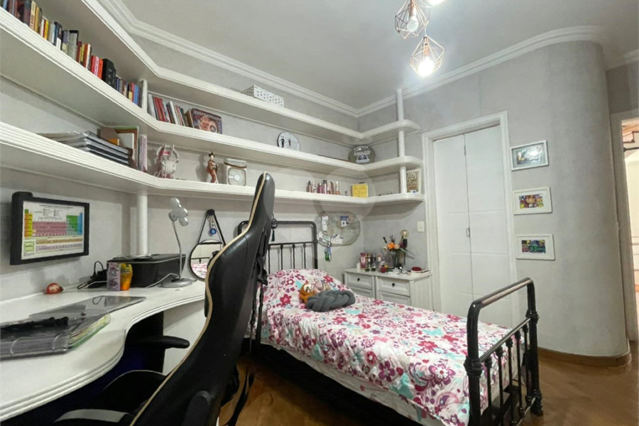 Casa à venda com 4 quartos, sendo 2 suítes, no condomínio Residencial Itatinga I, São Paulo - SP