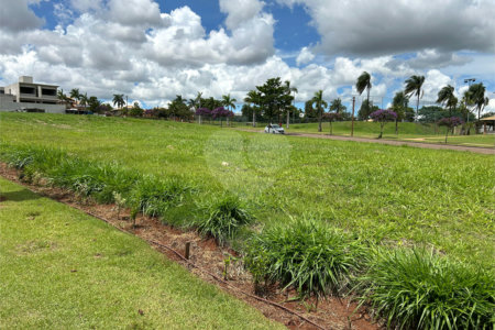 Terreno no condomínio Damha Golf em frente área de lazer com 1.404,40 m²