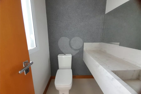 Belíssima Casa à Venda no Condomínio Damha IV