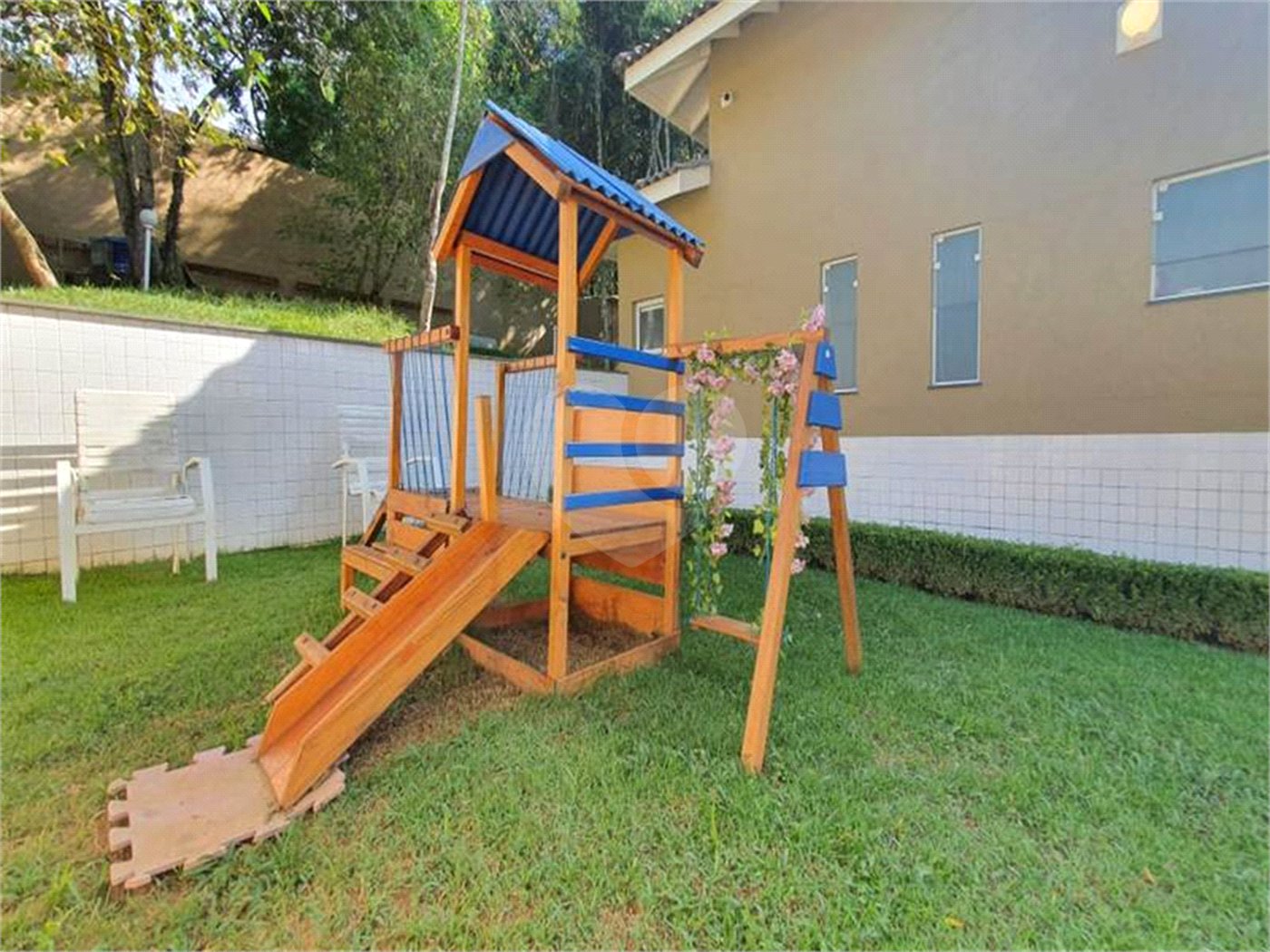 Sobrado à venda com 4 quartos, sendo 3 suítes, em Serra da Cantareira, Mairiporã, SP