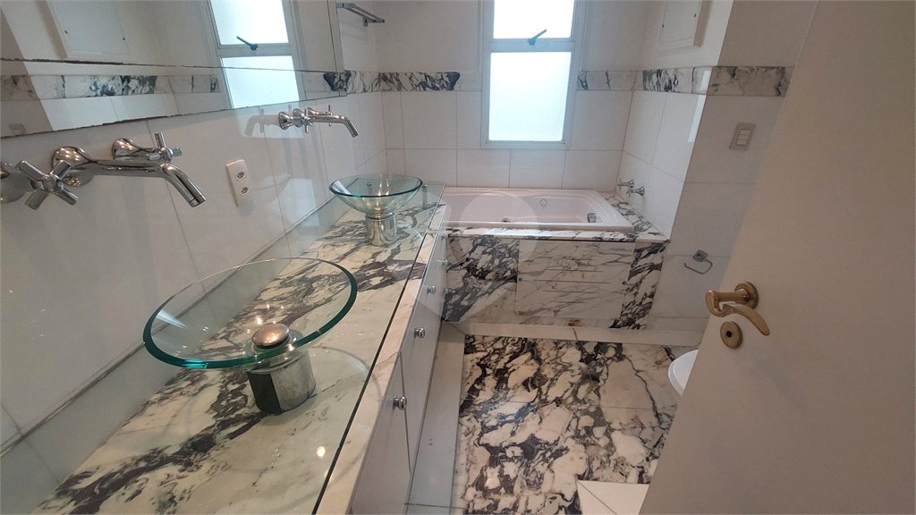 Apartamento à venda com 3 quartos, sendo 1 suíte, em Alto da Boa Vista, São Paulo, SP