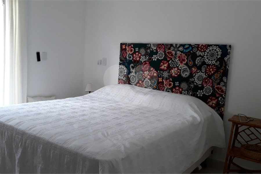 Casa à venda com 4 quartos, sendo 3 suítes, no condomínio Residencial Vila Esmeralda, São Sebastião - SP