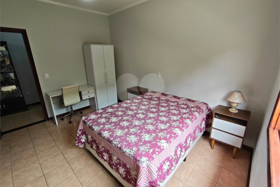 Casa à venda com 4 quartos, sendo 2 suítes,  em Country Residencial Felix, Bom Jesus dos Perdões, SP
