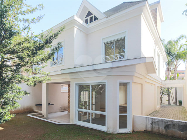 Casa à venda com 4 quartos, sendo 2 suítes,  no condomínio Bristol Village, São Paulo - SP