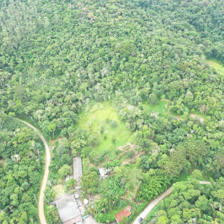 Tapiraí Sp - Sítio Santa Clara - Area de 12,1 ha - composto por casa principal, galpões poço artesiano, ótima área para plantios. Fica localizado a aproximadam. 1 quilômetro da prefeitura. Area preservação permanente- 4,6 ha - Area aproveitável - 4,6 ha - area utilizada rural - 2,5 ha -R$ 750.000,00