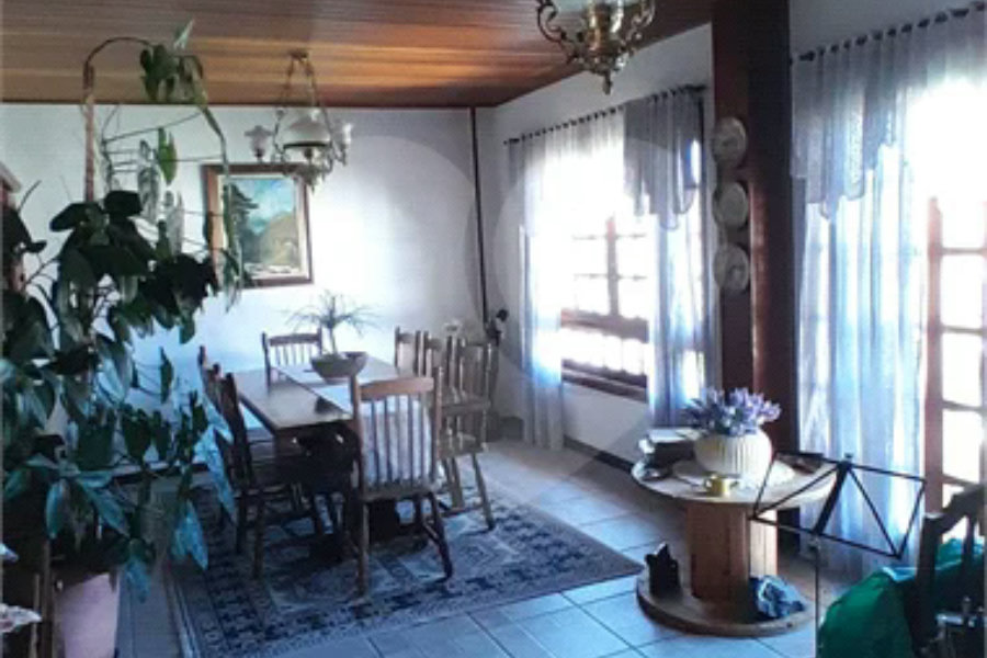 Sobrado à venda com 3 quartos, sendo 1 suíte, em Vila Isabela, Campos do Jordão, SP