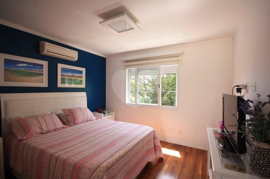 Casa à venda com 4 quartos, sendo 2 suítes, no condomínio Melbourne Residence, São Paulo - SP