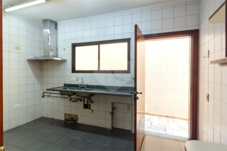 Casa à venda com 4 quartos, sendo 3 suítes,  no condomínio Vila das Flores, São Paulo - SP