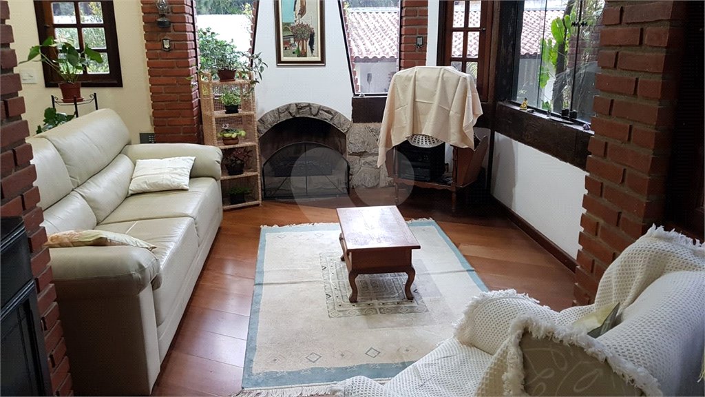 Casa à venda ou para alugar com 5 quartos, sendo 1 suíte, em Cumbari, Mairiporã, SP