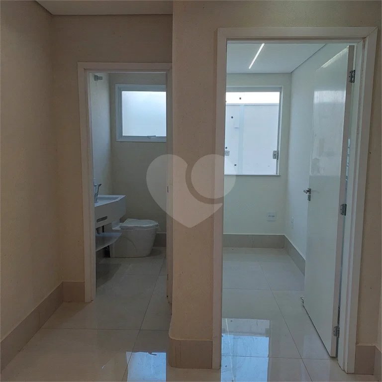 Sobrado recém-construído com 3 dormitórios em condomínio fechado em Piracicaba-SP.