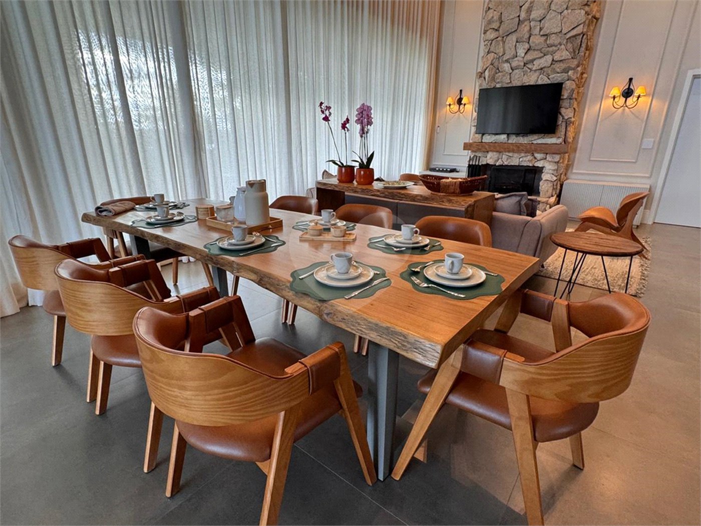 Casa à venda com 6 suítes no condomínio Vila Pinhal, Itirapina - SP