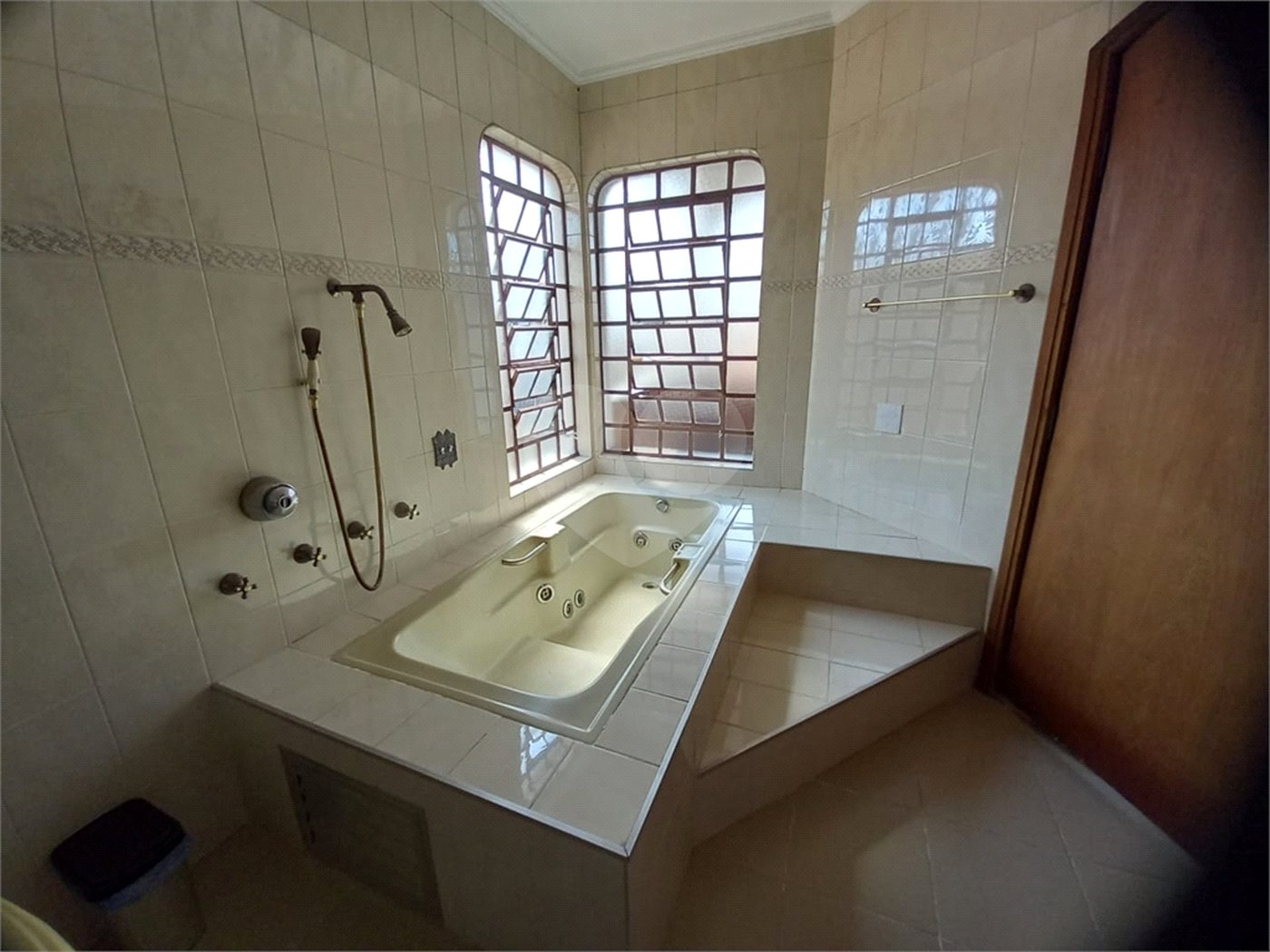 Sobrado à venda com 4 quartos, sendo 1 suíte, em Tremembé, São Paulo, SP
