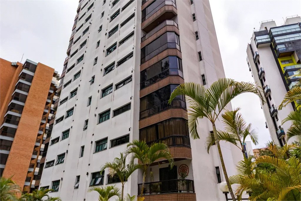 Apartamento à venda com 3 quartos, sendo 1 suíte,  em Vila Andrade, São Paulo, SP