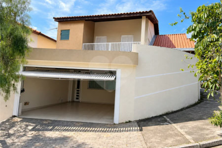 Sobrado com 4 dormitórios, 2 suítes, closet, varandas, escritório, jardim de inverno, espaço gourmet com churrasqueira e fogão a lenha e 3 vagas.