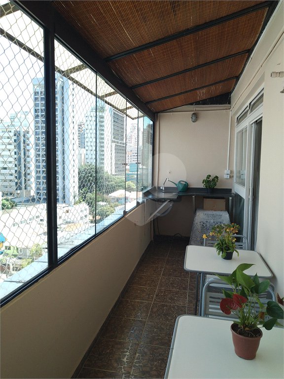 Apartamento duplex, espaçoso, ensolarado. Ideal para uma bela modernização.