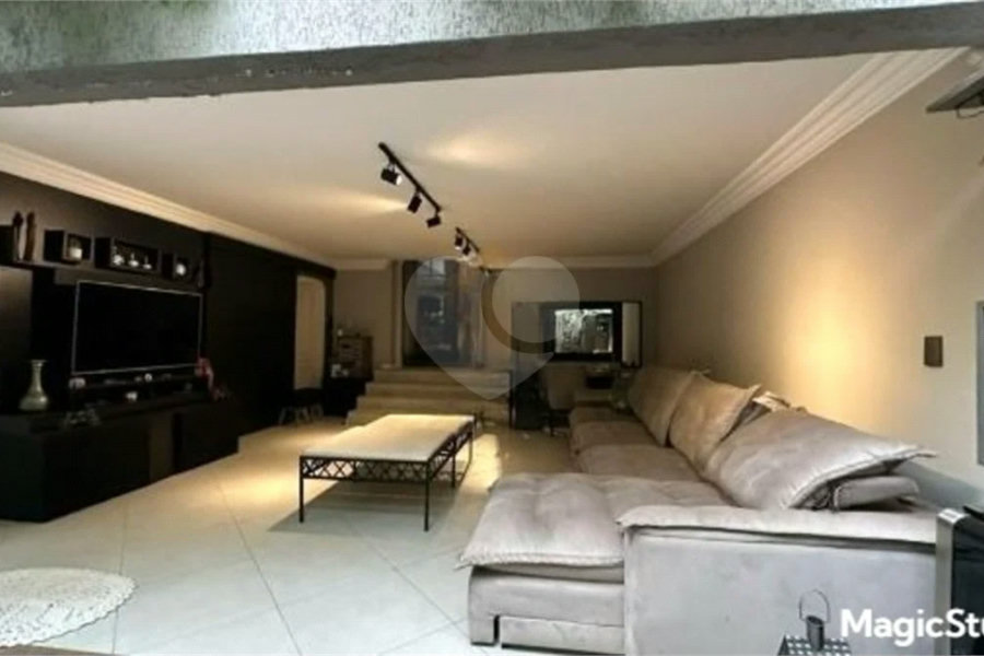 Casa com 400m², 4 dormitórios, sendo 3 suítes, 5 vagas de garagem, à venda na Vila Prudente.
