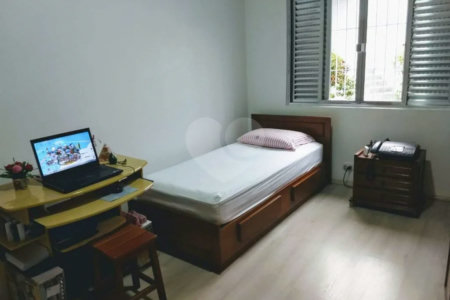 CASA TÉRREA À VENDA NA MOOCA - COM PORTEIRA FECHADA.