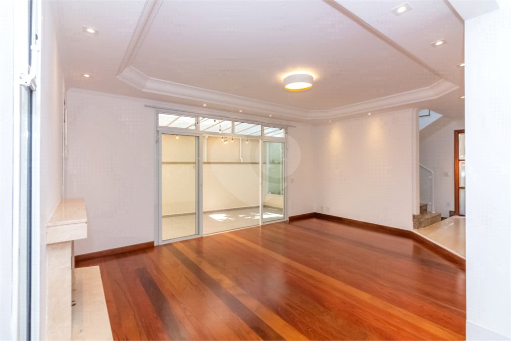 Casa à venda com 4 quartos, sendo 2 suítes, no condomínio Stephanie, São Paulo - SP