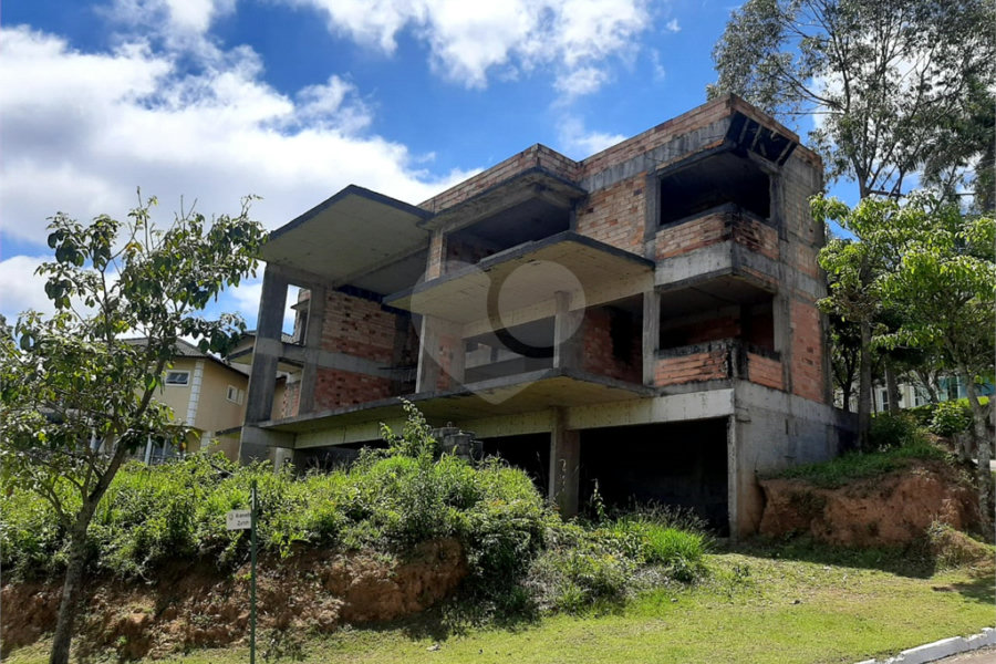 Sobrado à venda com 4 suítes em Roseira, Mairiporã, SP