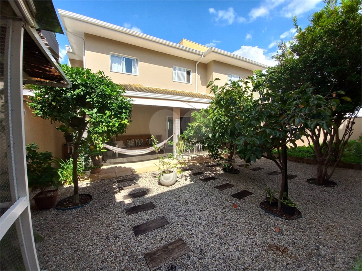 Casa à venda com 3 quartos, sendo 1 suíte, no condomínio São Domingos, Valinhos - SP