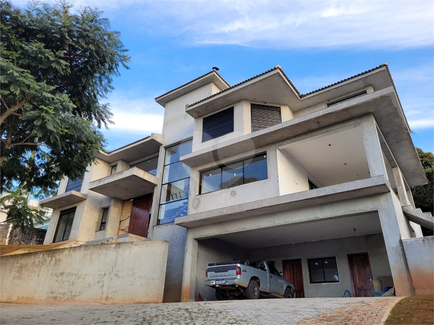 Casa à venda com 6 quartos, sendo 4 suítes, no condomínio Suíça da Cantareira, Mairiporã - SP