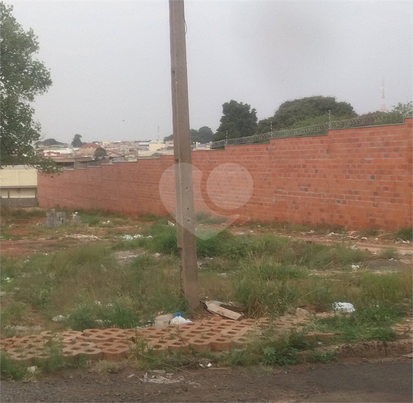 Terreno com 2.201,56 m² de área total.