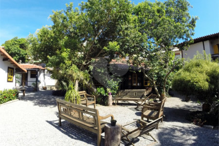 Casa à venda com 8 quartos, sendo 4 suítes, em Alto de Búzios, Armação dos Búzios, RJ