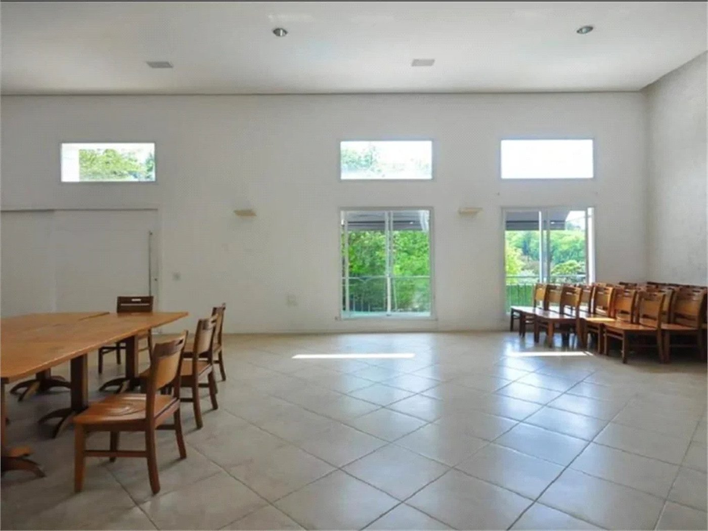 Casa à venda com 4 quartos, sendo 2 suítes, no condomínio Vila das Flores, São Paulo - SP